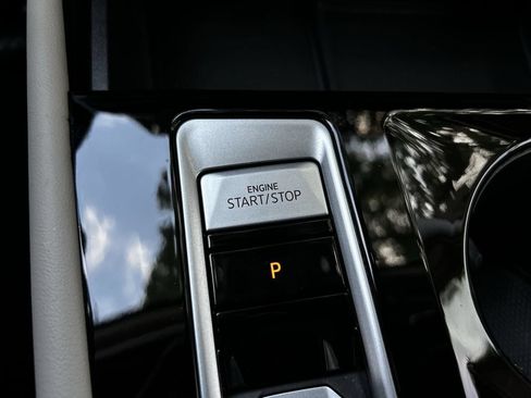 Used 2024 Volkswagen Atlas SE w/ Panoramic Sunroof Package FWD image 22