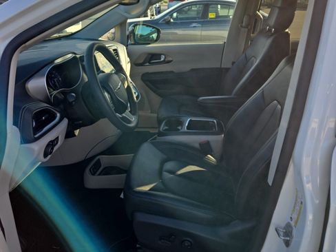 Used 2024 Chrysler Pacifica Touring-L w/ Road Tripper Package FWD image 7