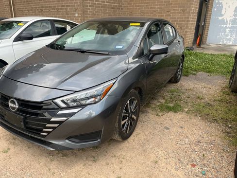 Used 2025 Nissan Versa SV FWD image 8