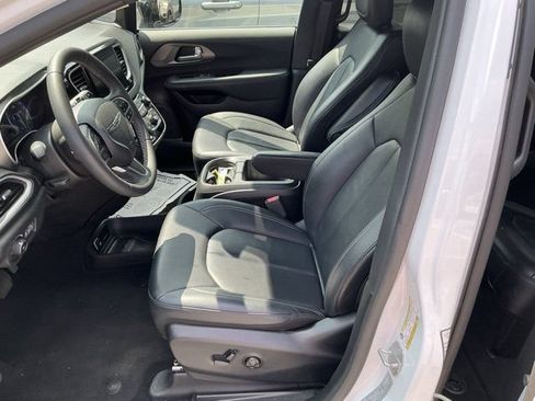 Used 2025 Chrysler Pacifica Select FWD image 19