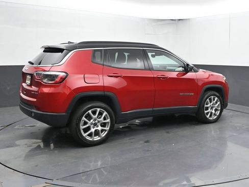 Used 2025 Jeep Compass Limited AWD/4WD image 3