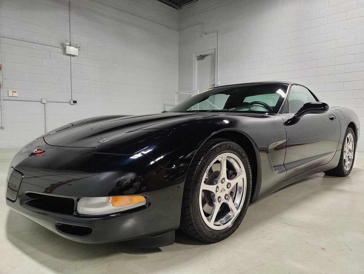 Used 2004 Chevrolet Corvette Coupe w/ Preferred Equipment Group RWD image 18