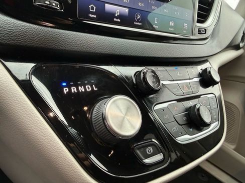 Used 2022 Chrysler Pacifica Touring-L image 22