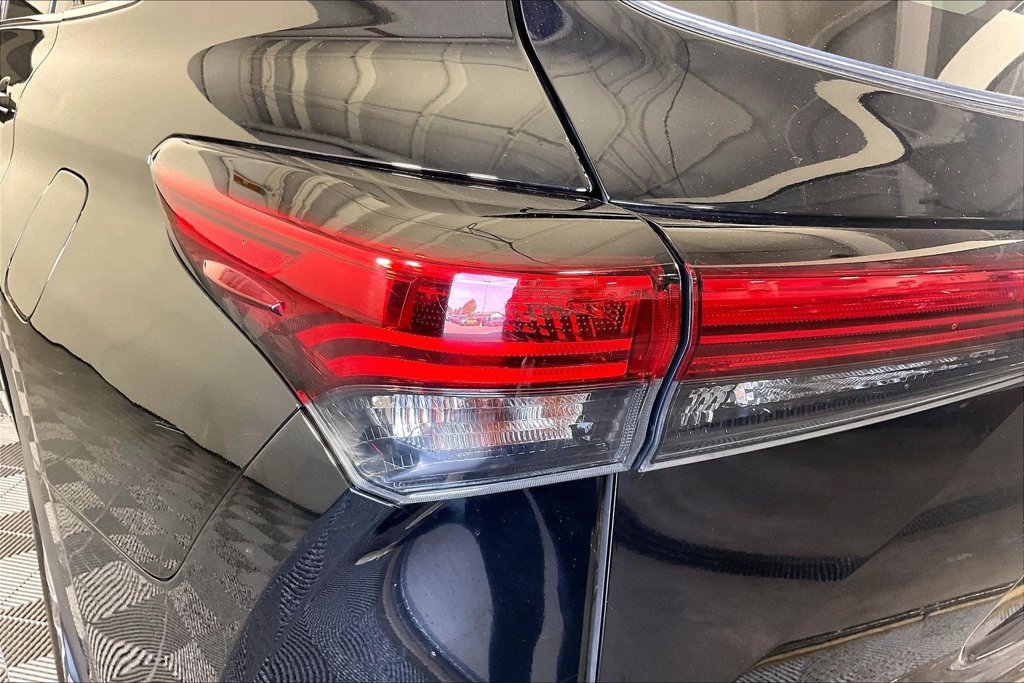 Used 2022 Toyota Highlander XLE AWD/4WD image 40