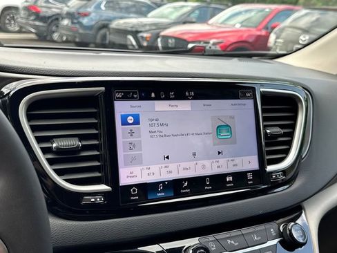 Used 2023 Chrysler Pacifica Touring-L FWD image 20