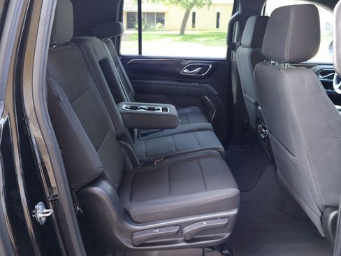 Used 2023 Chevrolet Suburban LS RWD image 16