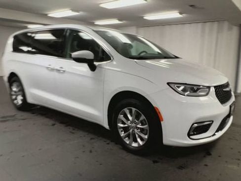 Used 2023 Chrysler Pacifica Touring-L w/ Uconnect Theater Family Group AWD/4WD image 2