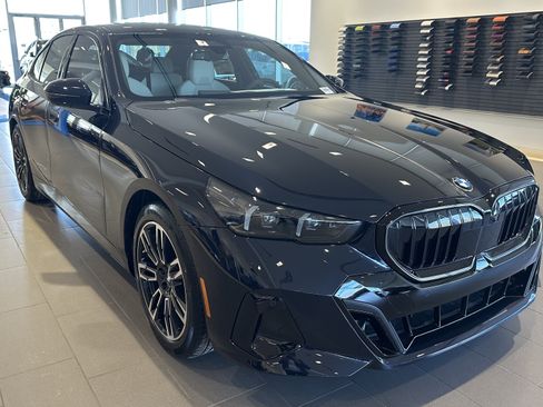 New 2026 BMW 530i xDrive w/ M Sport Package AWD/4WD image 2