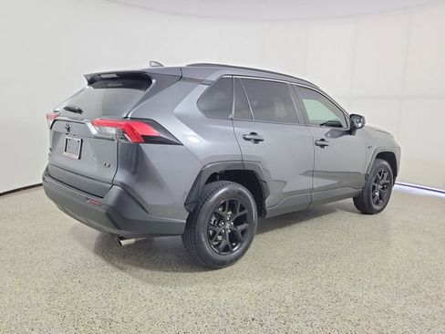 Used 2021 Toyota RAV4 LE FWD image 5