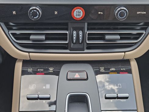 Certified 2026 Porsche Macan AWD/4WD image 19