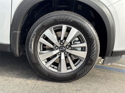 Used 2025 Nissan Pathfinder SL FWD image 6