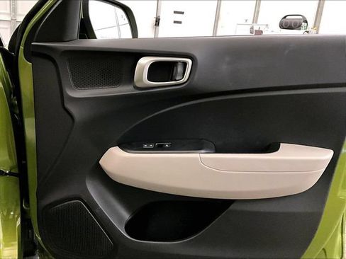 Used 2023 Hyundai Venue SEL FWD image 23