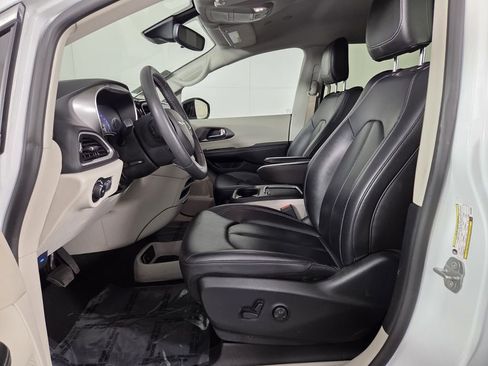 Certified 2024 Chrysler Pacifica Touring-L image 9