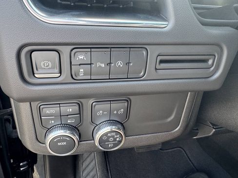 Used 2023 GMC Yukon XL SLT AWD/4WD image 16