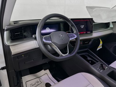 New 2025 Volkswagen Tiguan SE image 9