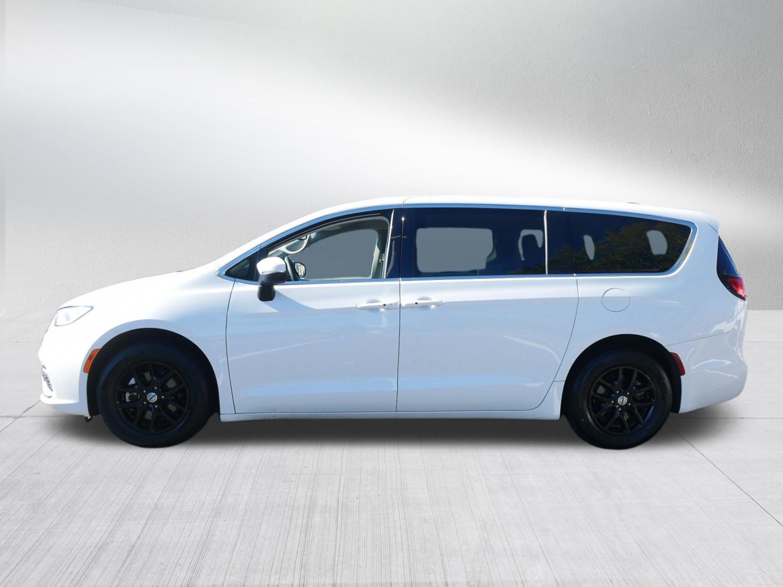 Used 2023 Chrysler Pacifica Touring-L FWD image 4