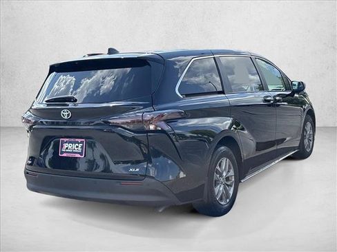 Used 2025 Toyota Sienna XLE FWD image 5