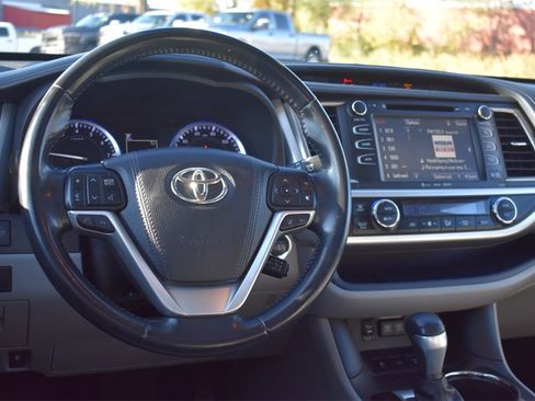 Used 2017 Toyota Highlander XLE image 24