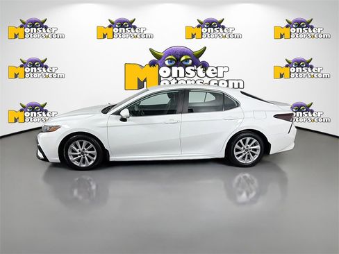 Used 2022 Toyota Camry SE image 8