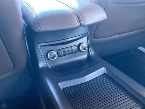 Used 2013 Lincoln MKT AWD image 34