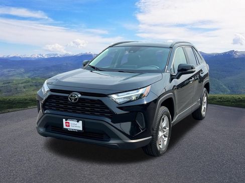 Used 2025 Toyota RAV4 XLE AWD/4WD image 1