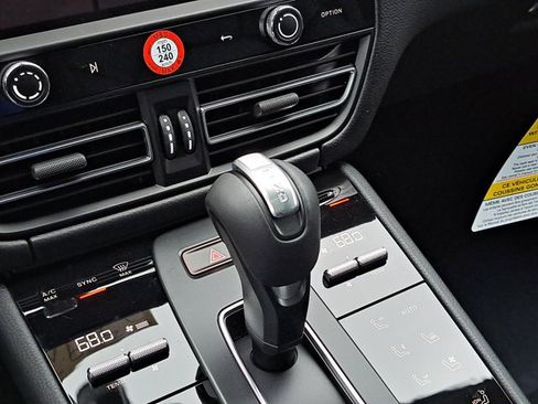 Certified 2026 Porsche Macan AWD/4WD image 32