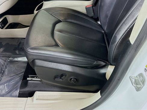 Used 2024 Chrysler Pacifica Touring-L image 24