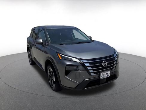 Used 2025 Nissan Rogue SV AWD/4WD image 3