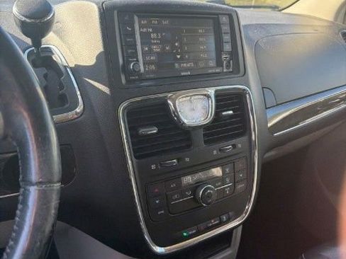 Used 2014 Chrysler Town & Country Touring image 2