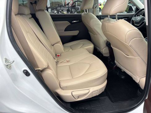 Used 2022 Toyota Highlander XLE AWD/4WD image 16