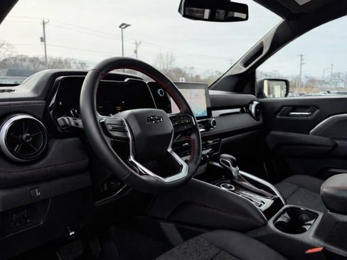 Used 2025 Chevrolet Colorado Z71 AWD/4WD image 11