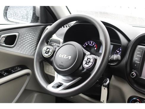 Used 2022 Kia Soul LX image 15