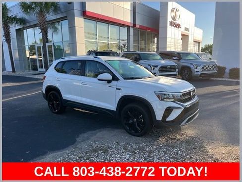 Used 2022 Volkswagen Taos SE FWD image 1