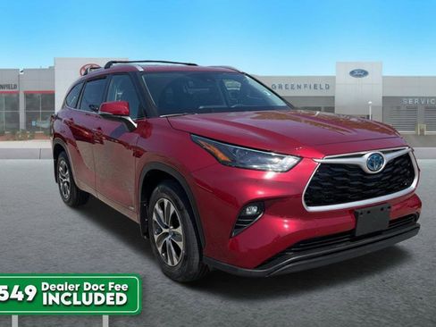 Used 2022 Toyota Highlander XLE AWD/4WD image 1