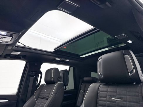 Used 2025 Cadillac Escalade Sport Platinum w/ LPO, ONYX Package AWD/4WD image 3