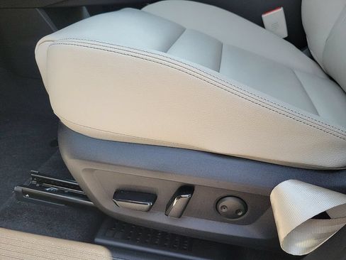 Used 2025 Nissan Rogue SL AWD/4WD image 12