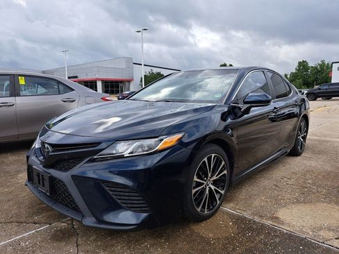 Used 2020 Toyota Camry SE FWD image 1