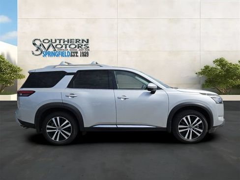 Used 2025 Nissan Pathfinder Platinum w/ Black Appearance Package FWD image 6