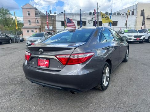 Used 2016 Toyota Camry SE w/ Moonroof Package FWD image 6