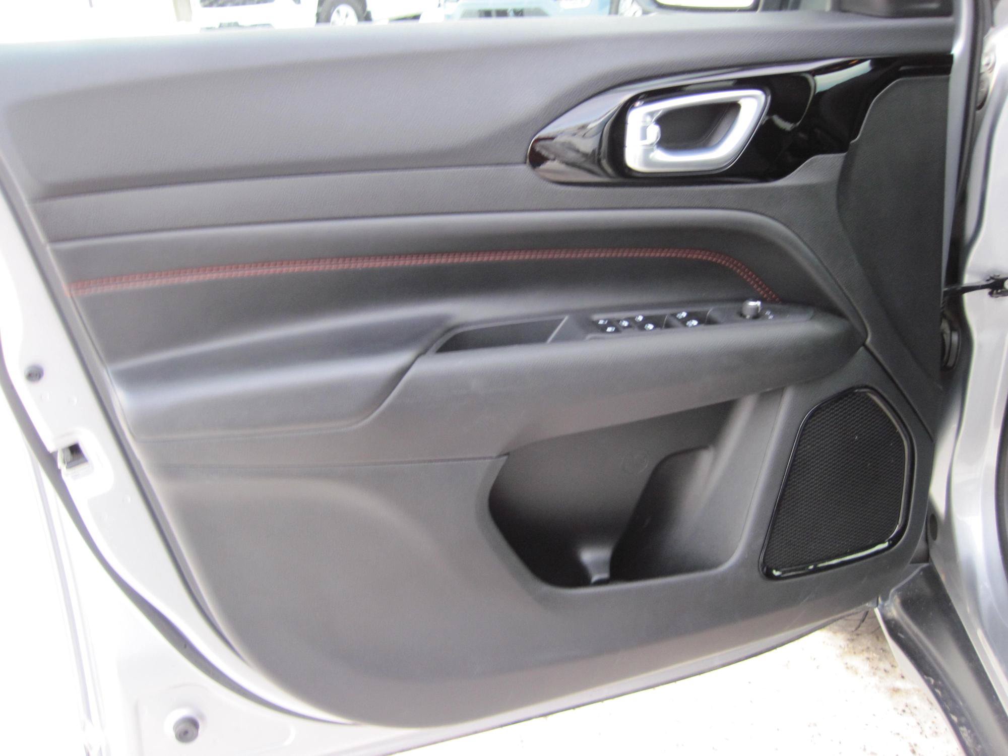 Used 2023 Jeep Compass Trailhawk AWD/4WD image 9