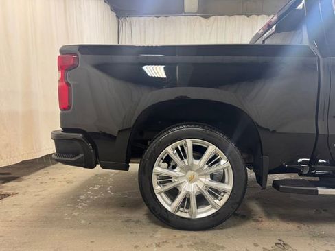 Used 2025 Chevrolet Silverado 1500 High Country w/ High Country Premium Package AWD/4WD image 4