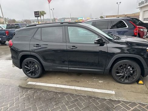 Used 2023 GMC Terrain SLE w/ Driver Convenience Package image 2