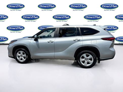 Used 2023 Toyota Highlander LE FWD image 4