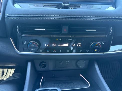 Used 2024 Nissan Rogue SL w/ SL Premium Package FWD image 13