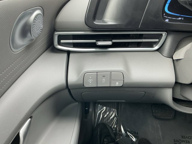 Used 2024 Hyundai Elantra SE FWD image 19