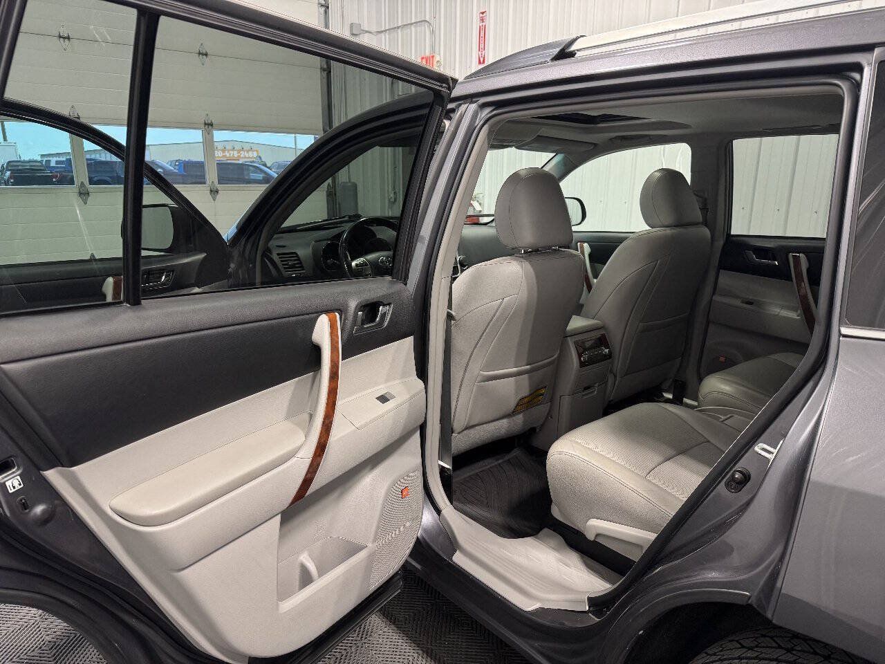 Used 2013 Toyota Highlander Limited AWD/4WD image 11