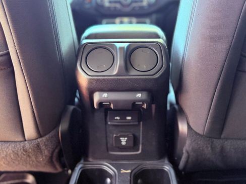 Used 2018 Jeep Wrangler Unlimited Sahara AWD/4WD image 30