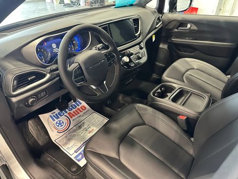 New 2027 Chrysler Pacifica Select AWD/4WD image 15
