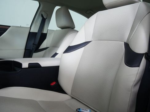 Used 2025 Lexus ES 300h w/ Premium Package image 10