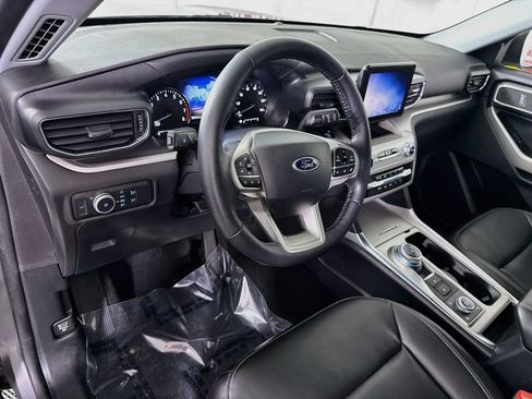 Used 2021 Ford Explorer XLT w/ Equipment Group 202A AWD/4WD image 18